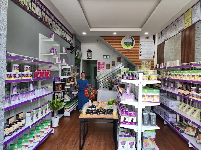 Bên trong cửa hàng với các kệ trưng bày sản phẩm từ gạo tím than