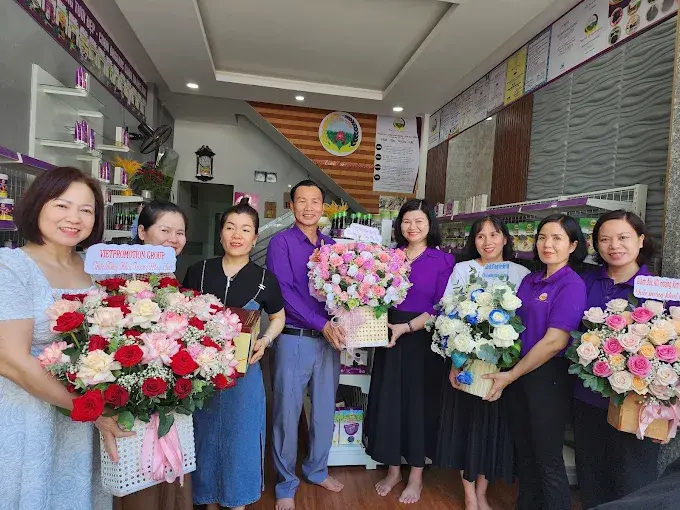 Bà con và khách đến chúc mừng tại cửa hàng Hoàng Kim Nha Trang