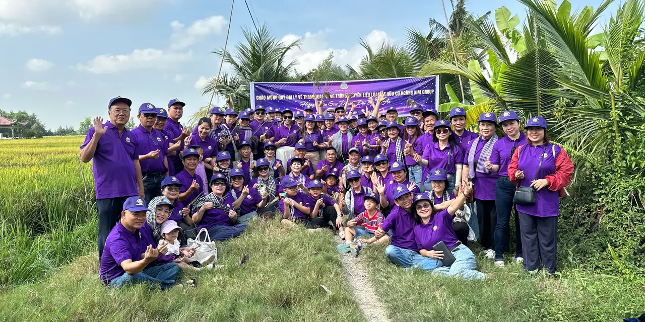 Đoàn đại lý Hoàng Kim Group chụp ảnh chung tại vùng trồng nguyên liệu lúa hữu cơ